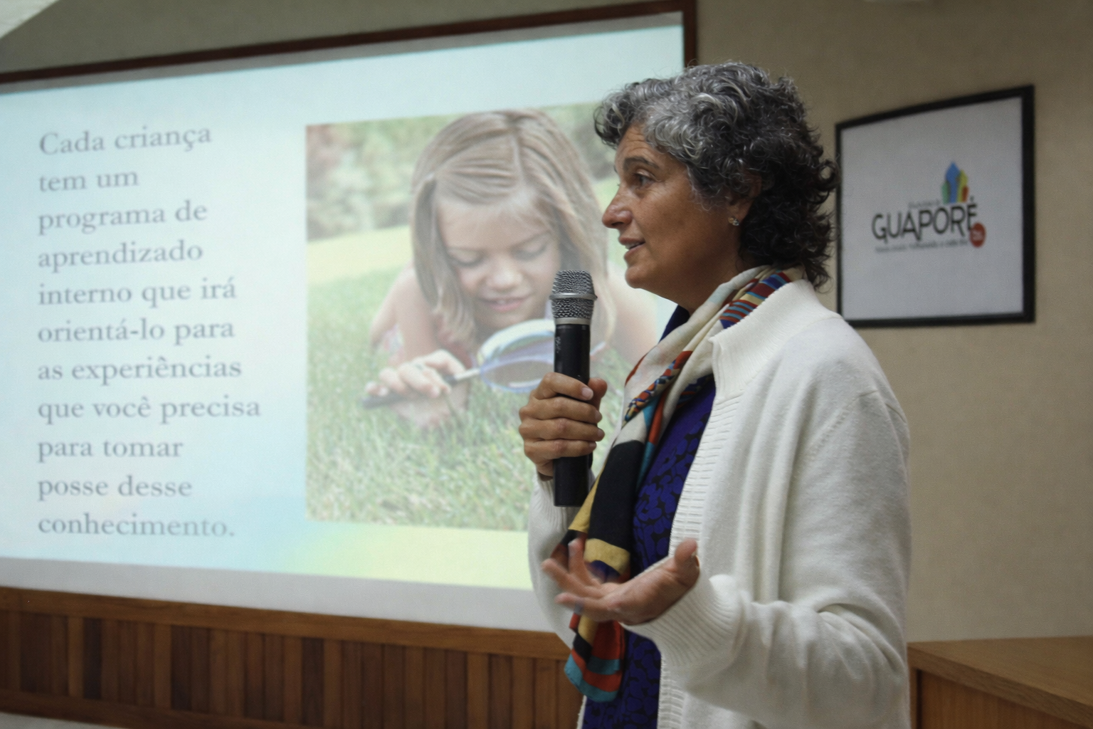 Sandra Majluf acompañando a niños en un momento de aprendizaje en casa