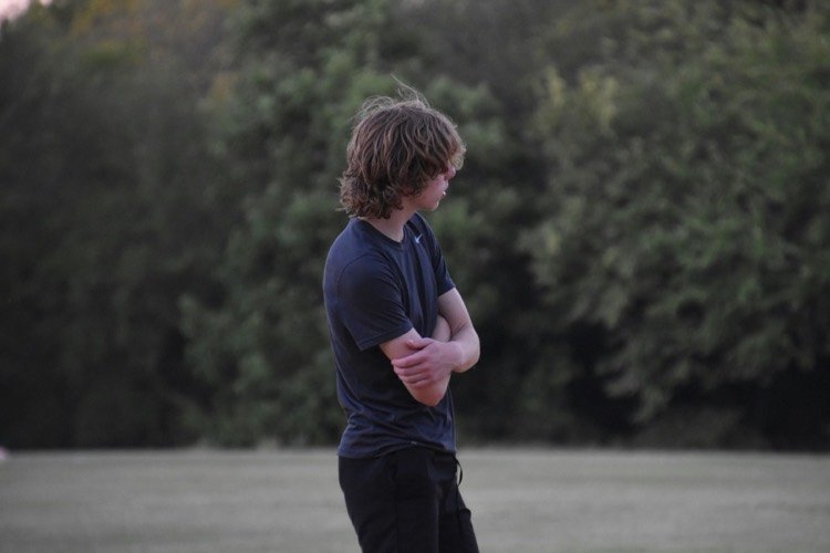 Adolescente en un momento de reflexión al aire libre