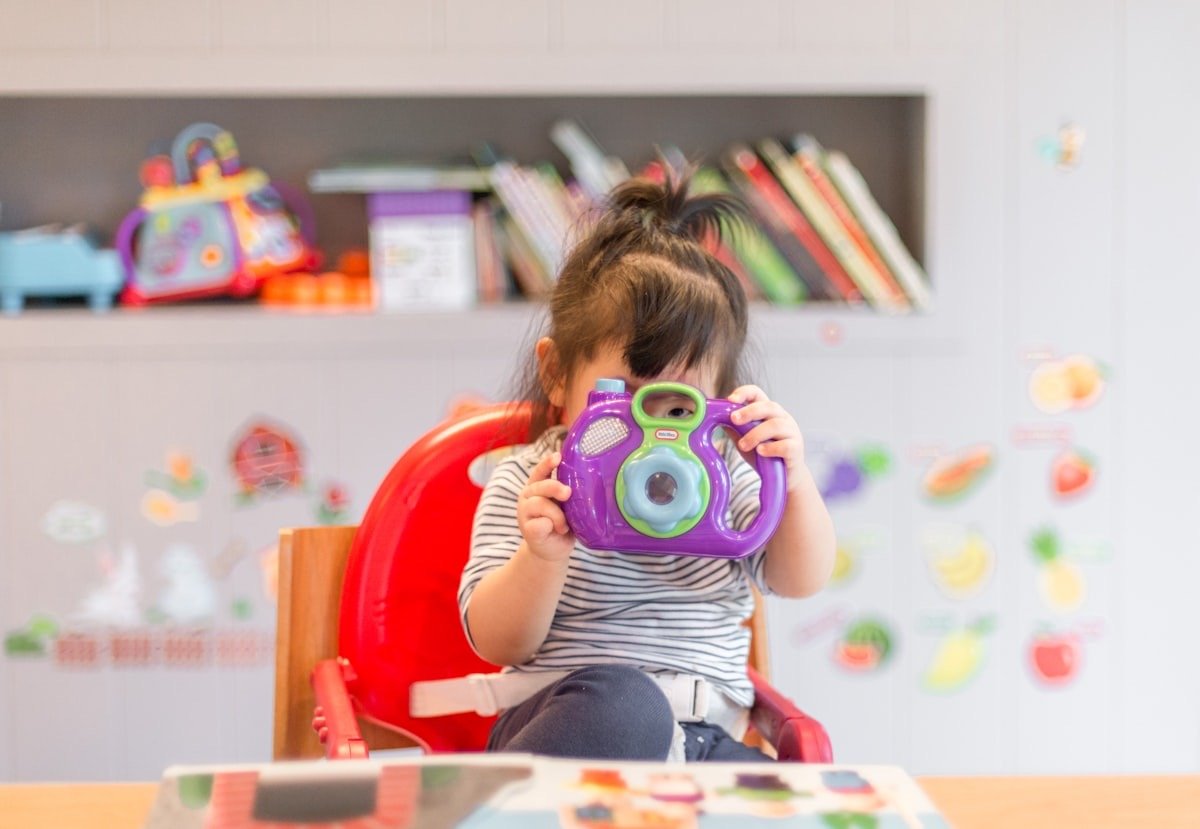 Niños explorando y aprendiendo en la naturaleza