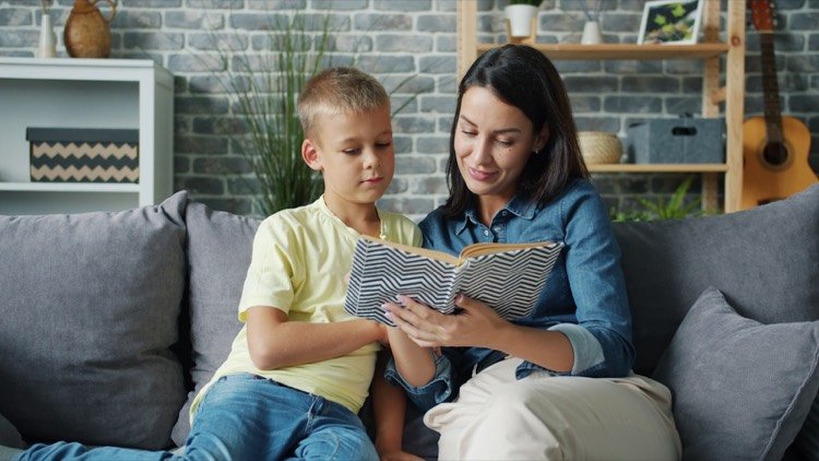 Madre e hijo compartiendo un momento de lectura en casa