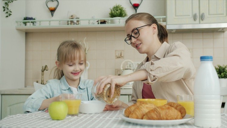 Madre e hija compartiendo un momento en la cocina