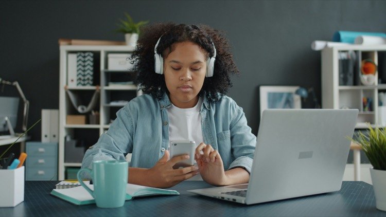 Adolescente usando tecnología con propósito